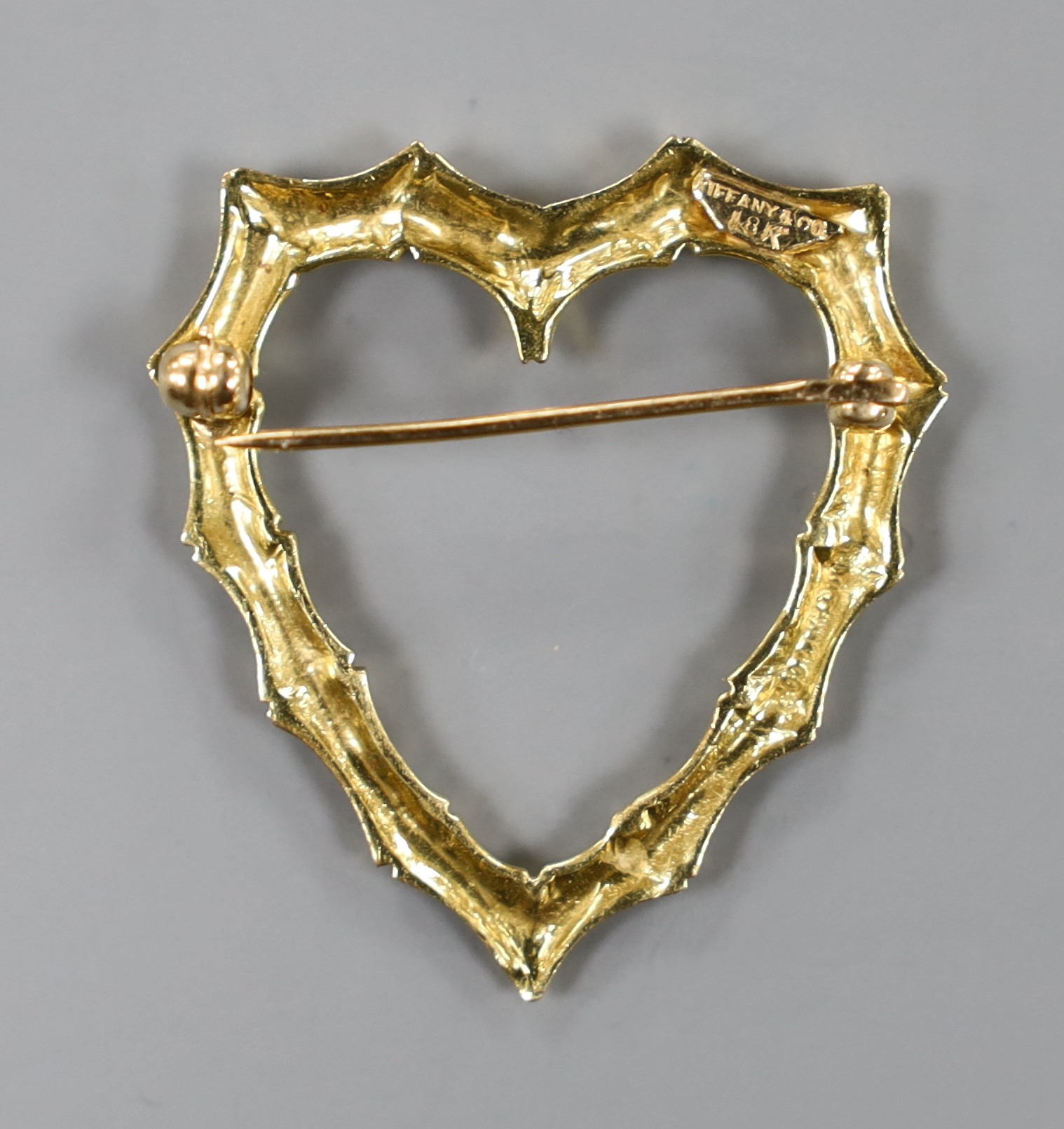 A modern 18k Tiffany & Co heart shaped openwork brooch, 31mm, 4.9 grams.